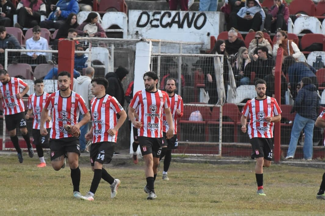 El plantel del Atlético Fernandino saliendo a la cancha.