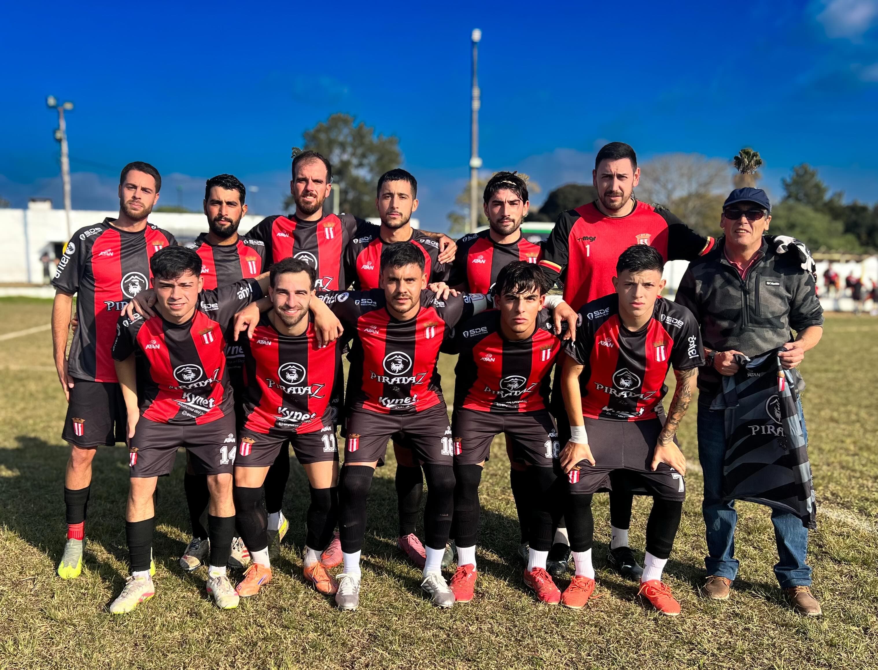 Plantel de Atlético Fernandino con la camiseta alternativa 2026.
