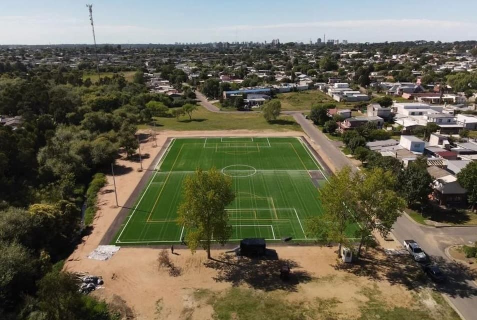 Cancha de césped sintético del predio La Sonrisa.