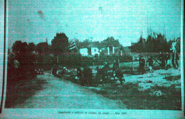 Partido de Atlético Fernandino en 1907, en la plaza de Flores.