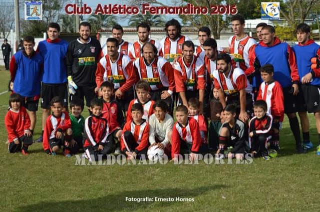 Plantel de Atlético Fernandino en 2016, año del Clausura ganado invicto.