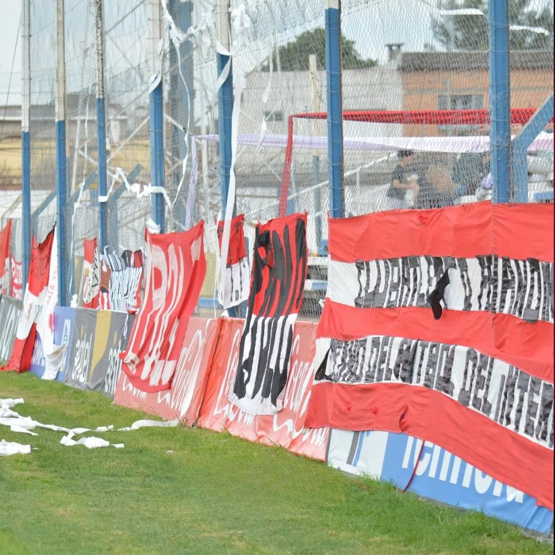 Hinchada de Atlético Fernandino con sus banderas.